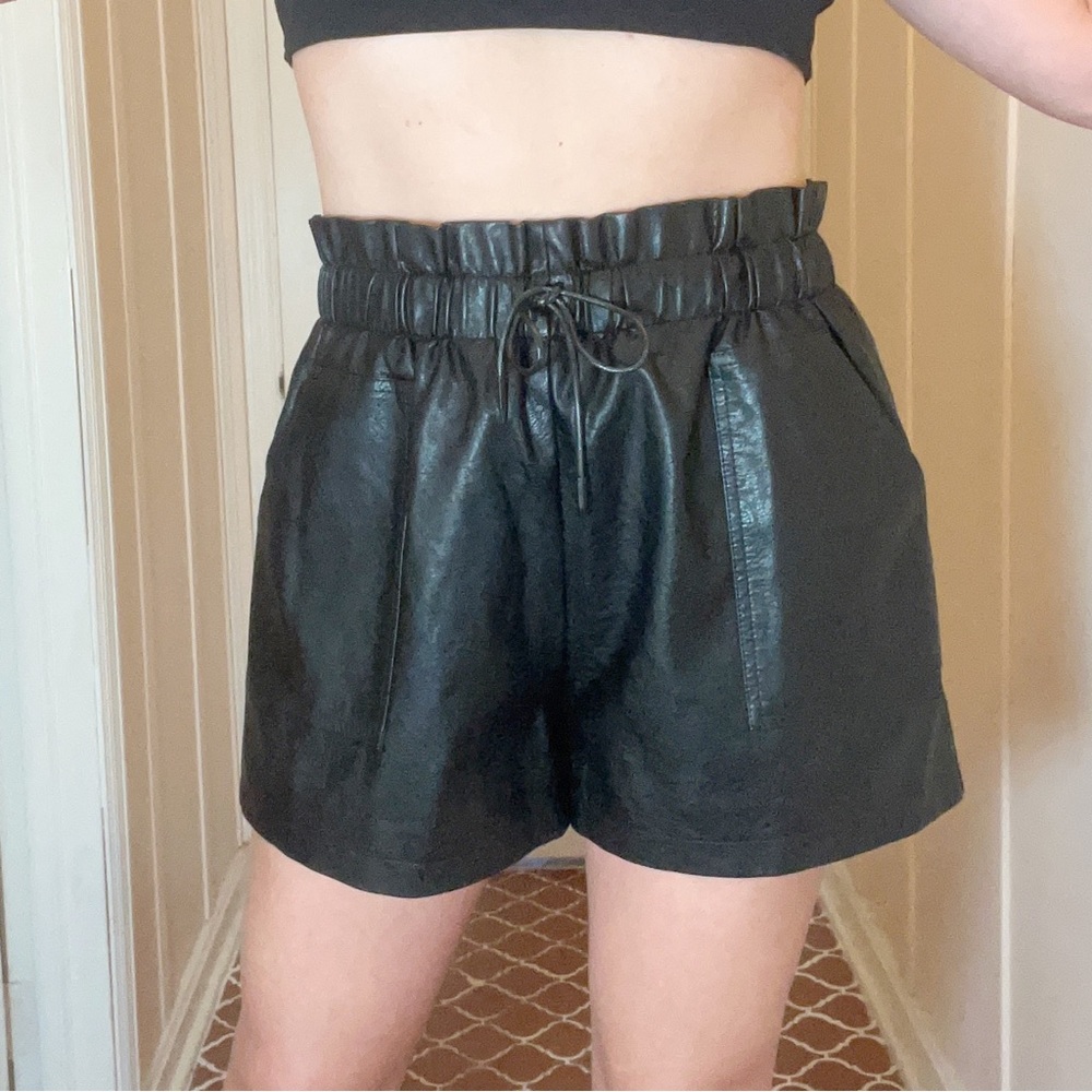 Oversized High Waist Loose Fit Faux Leather Shorts Size 10 - Picture 3 of 17